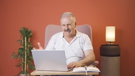 Old-man-closing-laptop-with-angry-expression.